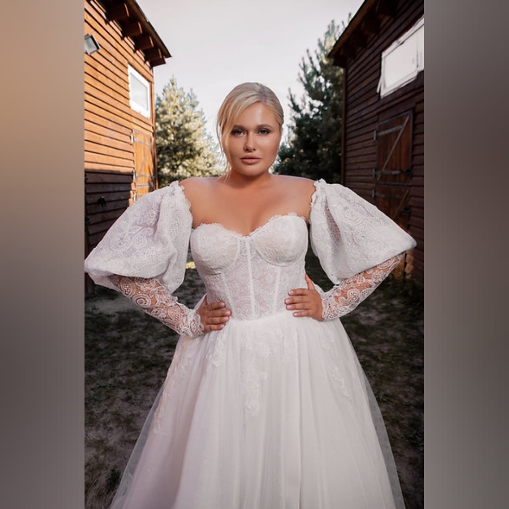 Boho Style Lace Wedding dress with removable sleeves 18W-20W Store Sample